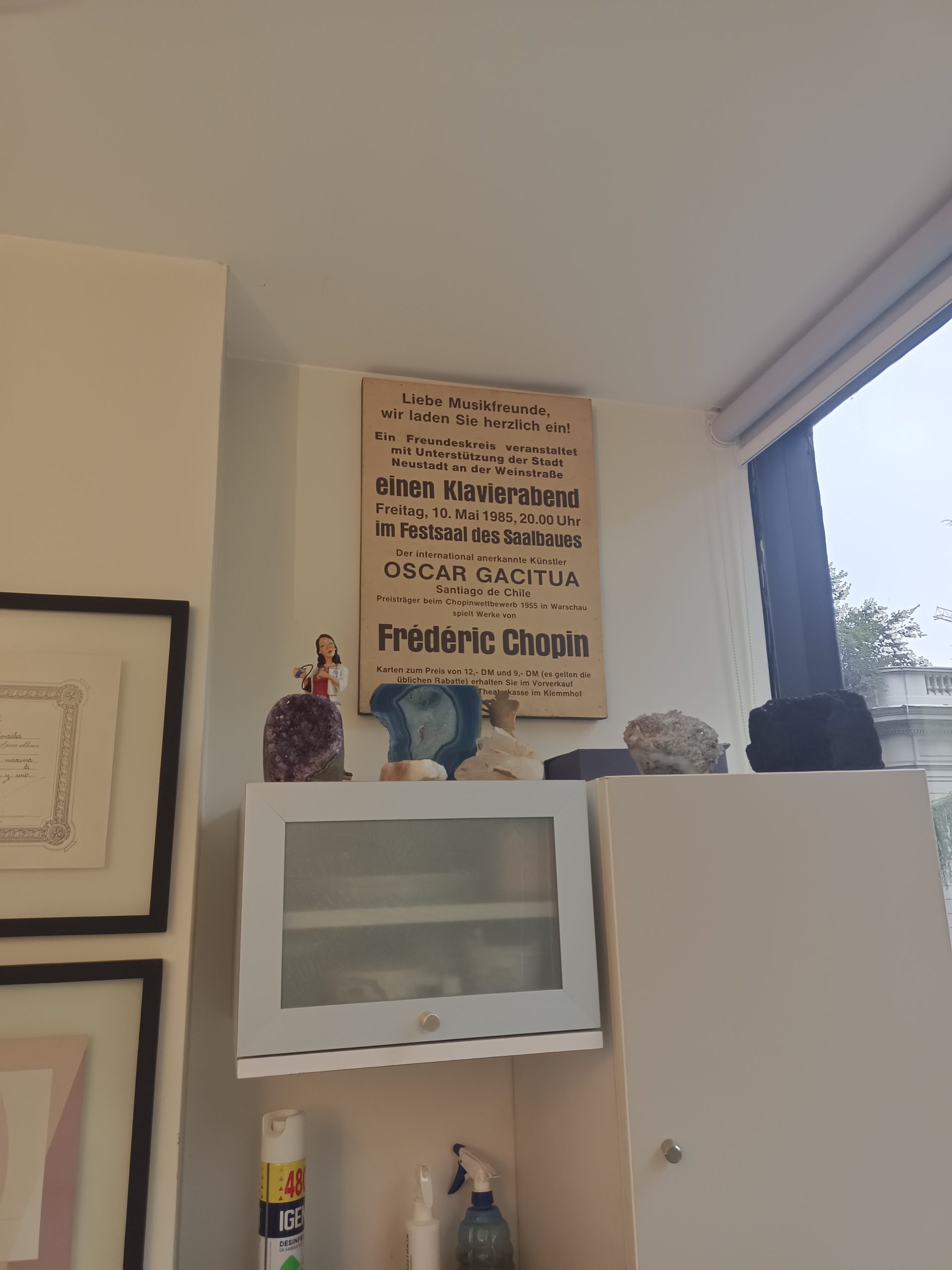 Afiche que conserva la hija del pianista en su consulta médica. Corresponde a un concierto en Alemania, donde Gacitúa interpretó obras de Frederic Chopin.