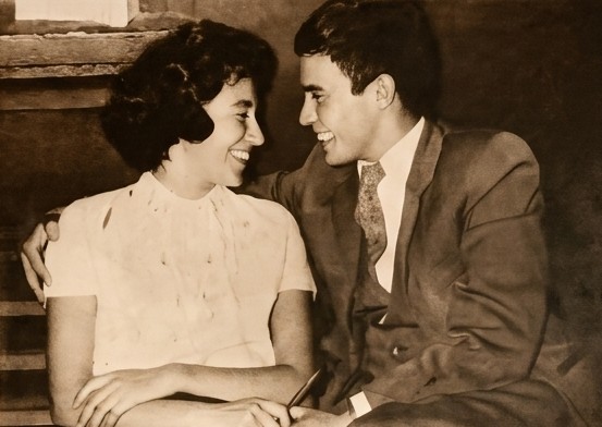 Óscar y Elisa en abril de 1957. Durante los años posteriores, la pareja se sacó la misma fotografía, en la misma pose, durante años. Ver carrusel. (Foto: Gentileza Elisa Castro)