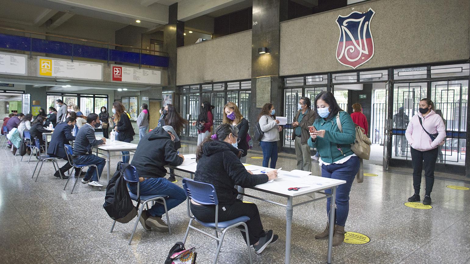 Tras la aprobación final por parte del Ministerio de Educación, el Instituto Nacional abrió 250 cupos para alumnas de 7° básico. La inscripción y matrícula de las nuevas estudiantes se realizó el lunes 15 de marzo de 2xxx (Fotos: Archivo fotográfico del Museo Histórico Nacional)